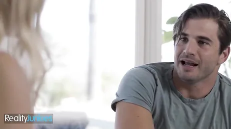 Qu'est-ce qui te prend ? Tu n'aimes pas mes fesses ? Eh bien, tu dois être le seul à ne pas les aimer.