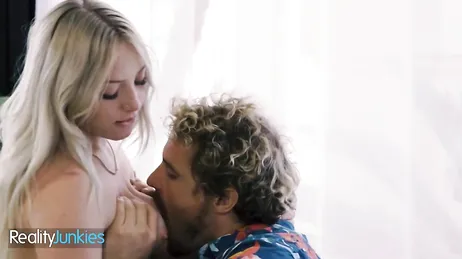 Chaque fois que je me retrouve seul avec la sœur de ma copine, on finit par coucher ensemble.