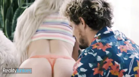 Chaque fois que je me retrouve seul avec la sœur de ma copine, on finit par coucher ensemble.