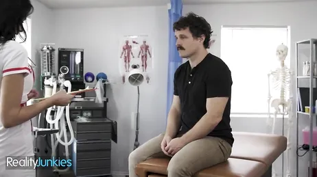 Verdammt, dem Arzt geht es so schlecht, ich kriege noch einen Herzinfarkt...