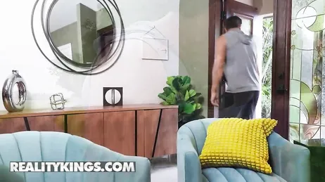 Sasha Tatcha, quelle tête… il est en train de te la mettre dans le cul ?