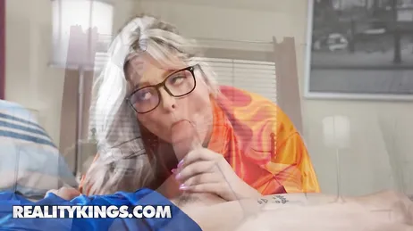 Mentre il ragazzo guarda la partita, sua madre fa sesso con un suo amico.