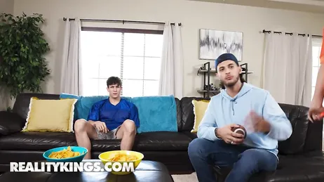 Mentre il ragazzo guarda la partita, sua madre fa sesso con un suo amico.