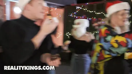 Kein Weihnachten endet ohne einen Schlag, bei dem Mama von einem Fremden gevögelt wird.