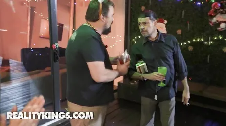 Kein Weihnachten endet ohne einen Schlag, bei dem Mama von einem Fremden gevögelt wird.