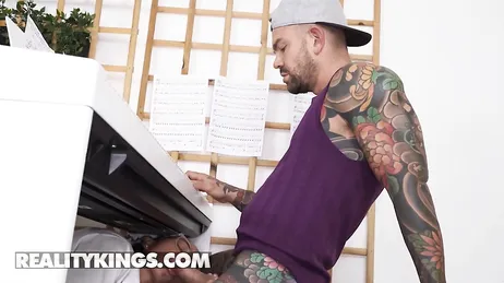 La colombiana Barbie Rous follada por su profesor de música !!