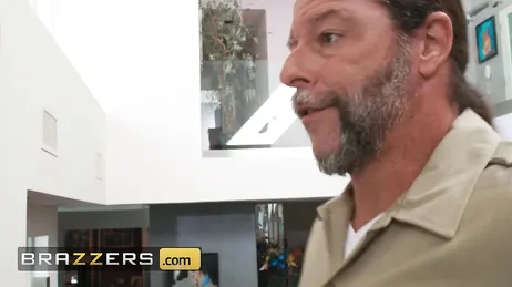 Sie konzentrieren sich mehr auf die Brüste der Frau als auf die Bewegung und...