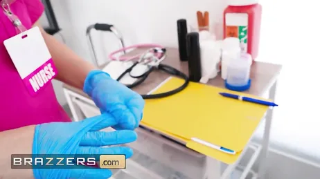 Während ich den Patientenbericht lese, schiebt er es sich ganz rein...!!