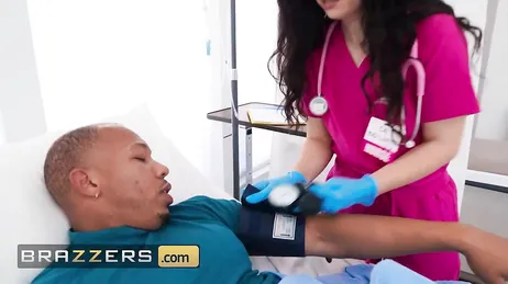 Während ich den Patientenbericht lese, schiebt er es sich ganz rein...!!