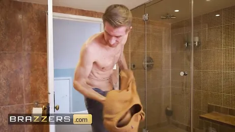 Eine muslimische Frau beobachtet begehrlich den nackten Ehemann ihrer Schwester...