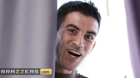 Che diavolo ci fai a spiare tua madre? Non credo sia affatto normale...