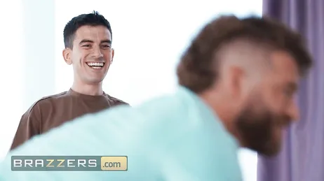 Che diavolo ci fai a spiare tua madre? Non credo sia affatto normale...