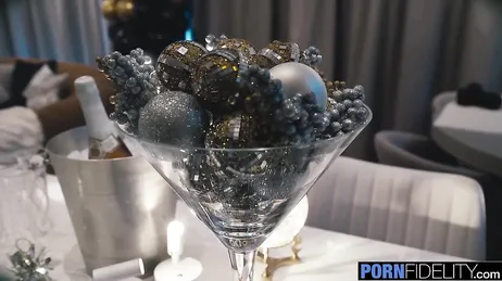 Mein Gott, mein Schwiegervater hat so einen großen Schwanz, ich will, dass er ihn ganz reinsteckt.