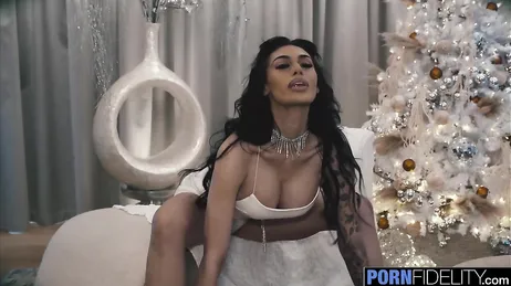 Mein Gott, mein Schwiegervater hat so einen großen Schwanz, ich will, dass er ihn ganz reinsteckt.