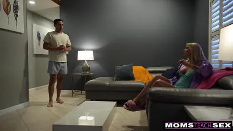 Mijn moeder luistert altijd naar me en begrijpt me, het is geweldig om haar te hebben, verdorie.