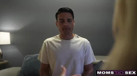 Mijn moeder luistert altijd naar me en begrijpt me, het is geweldig om haar te hebben, verdorie.