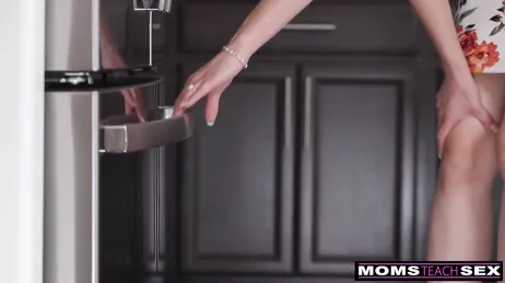 Mi hija y yo se la chupamos a su novio, joder, que zorras somos