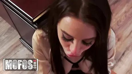 Der Klient verwöhnt seine wunderbare Anwältin mit einer fantastischen Pussy-Leck-Session.