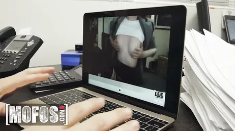 Pillo a mi compañera de la oficina masturbándose en horas de trabajo ...