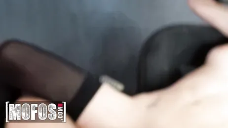 Pillo a mi compañera de la oficina masturbándose en horas de trabajo ...