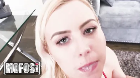 Hon dyker upp på en jobbintervju utan underkläder, jobbet är hennes