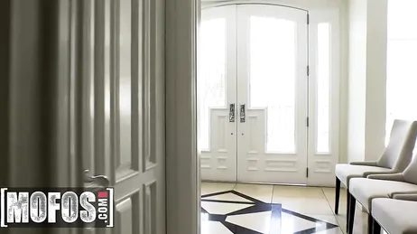 Hon dyker upp på en jobbintervju utan underkläder, jobbet är hennes