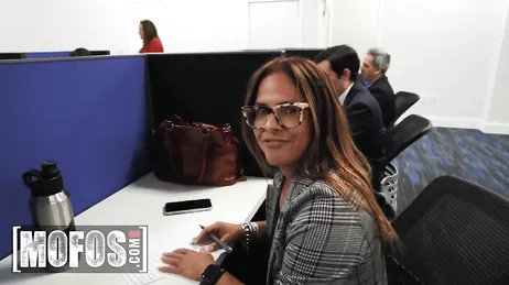 Sie stellt sich gerne bei der Arbeit vor anderen Leuten in den Vordergrund, was für eine Angeberin!