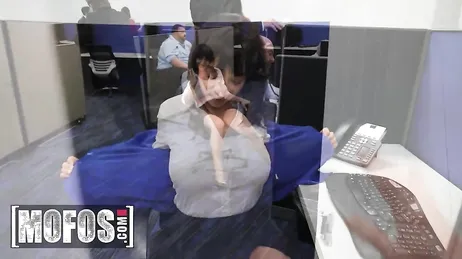 Sie stellt sich gerne bei der Arbeit vor anderen Leuten in den Vordergrund, was für eine Angeberin!