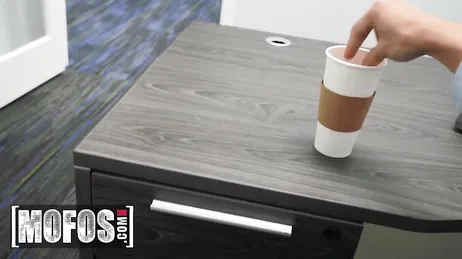 Sie stellt sich gerne bei der Arbeit vor anderen Leuten in den Vordergrund, was für eine Angeberin!