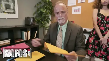 Mon patron m'ennuie, mais laissez-moi vous dire autre chose : je le baiserais bien !