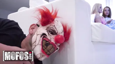 Soltarme joder .. !! quiero comeros y follaros el coño a las dos