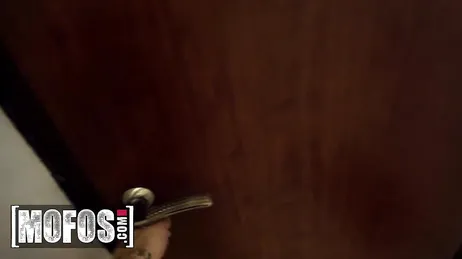 Schau dir die kleinen Brüste meiner Schwester an, würdest du sie nicht am liebsten aufessen?