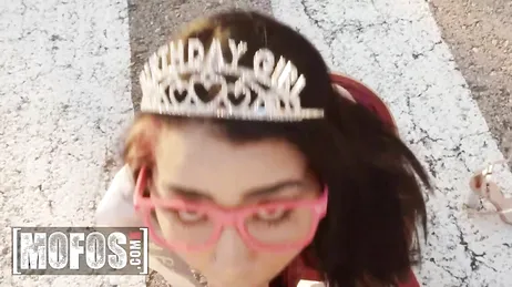 Menudo enfado tiene la muchacha, joder, ha discutido con su novio