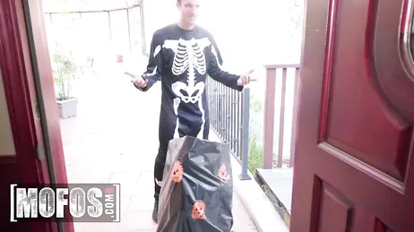 Die Kostümparty mit der jungen Selena Stone wird immer interessanter.