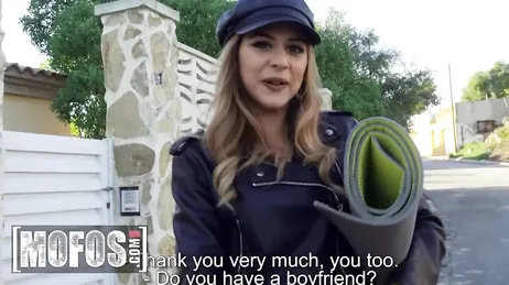 Da haben wir die Spanierin Bella Rico, die mitten auf der Straße Sex hat...!!