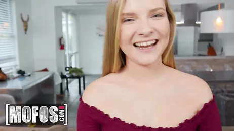 De string aan de ene kant en de hele enorme penis helemaal tot onderin de put gestoken.