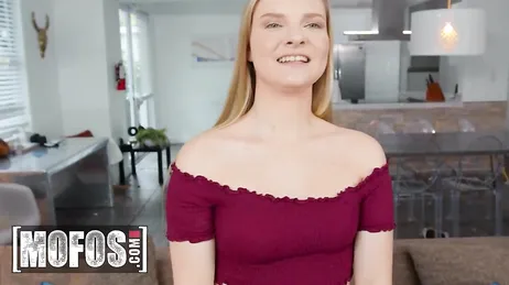 De string aan de ene kant en de hele enorme penis helemaal tot onderin de put gestoken.