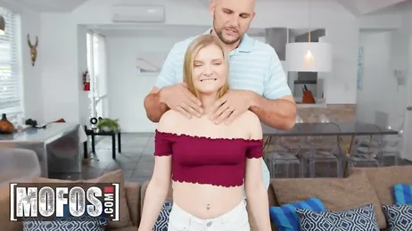 De string aan de ene kant en de hele enorme penis helemaal tot onderin de put gestoken.