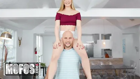 De string aan de ene kant en de hele enorme penis helemaal tot onderin de put gestoken.