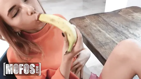 Eine gut verwendete Banane kann einem jungen, unartigen Mädchen viel Vergnügen bereiten...