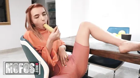 Eine gut verwendete Banane kann einem jungen, unartigen Mädchen viel Vergnügen bereiten...