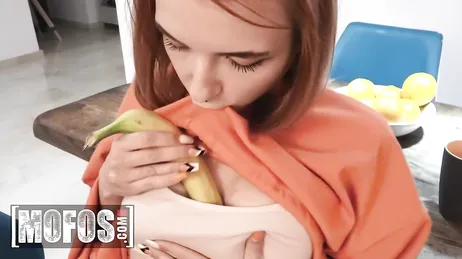 Eine gut verwendete Banane kann einem jungen, unartigen Mädchen viel Vergnügen bereiten...