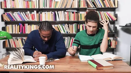 La bibliotecaria parecía tan tímida y modosita .., y es una guarrilla !!