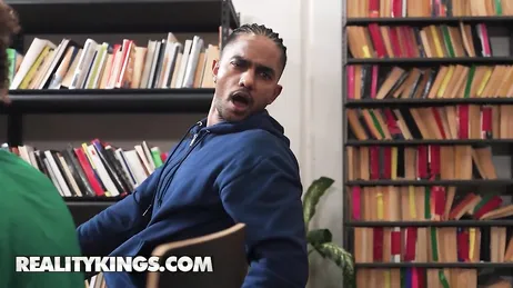 La bibliotecaria parecía tan tímida y modosita .., y es una guarrilla !!