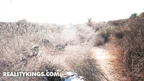 Mi chico me la acaba clavando en mitad del campo, que buena polla tiene