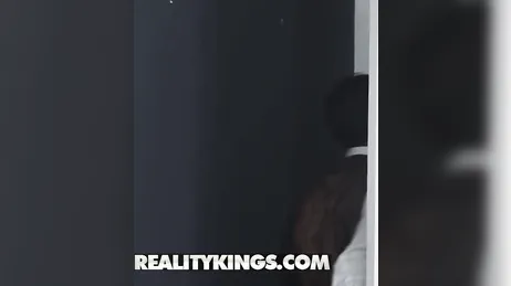 La stagista di quest'anno è brava a tutto, guarda come sta divorando il capo.