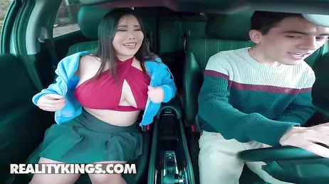 Jordi El Niño Polla non riesce nemmeno a guidare in pace, sua zia è fuori di sé.