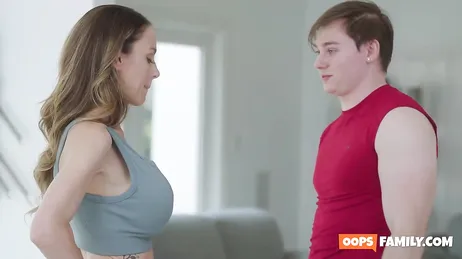 Die Mutter wird von dem einzigen Sohn ihrer besten Freundin ordentlich durchgenommen.