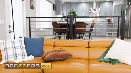 Kaum hat sich Mama gebückt, ist er schon da, um es ihr in den Arsch zu schieben.