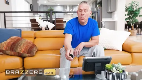 Kaum hat sich Mama gebückt, ist er schon da, um es ihr in den Arsch zu schieben.